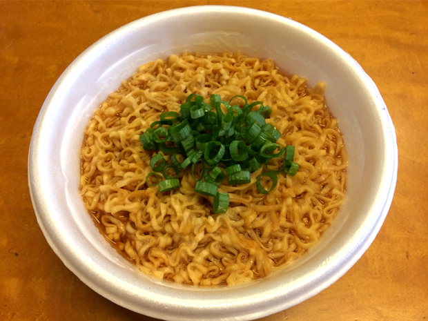 ネギがのったインスタントラーメン