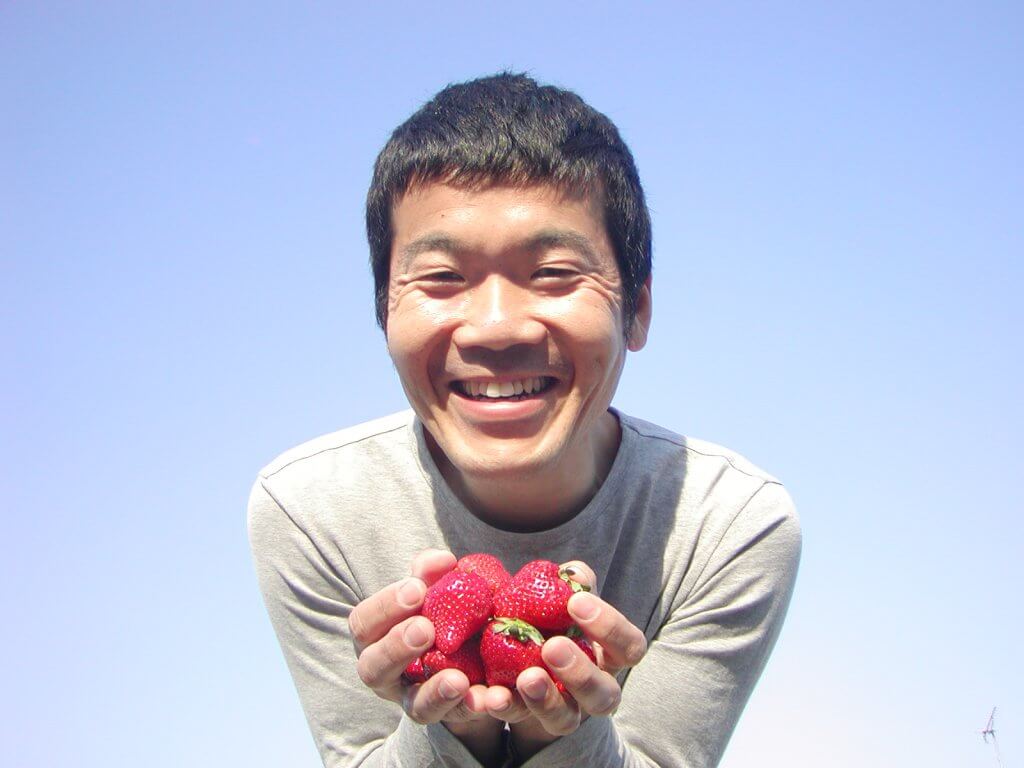 イチゴ（いちご・苺）をプランターで育てる４つのコツ_イチゴを持った畑さんの写真